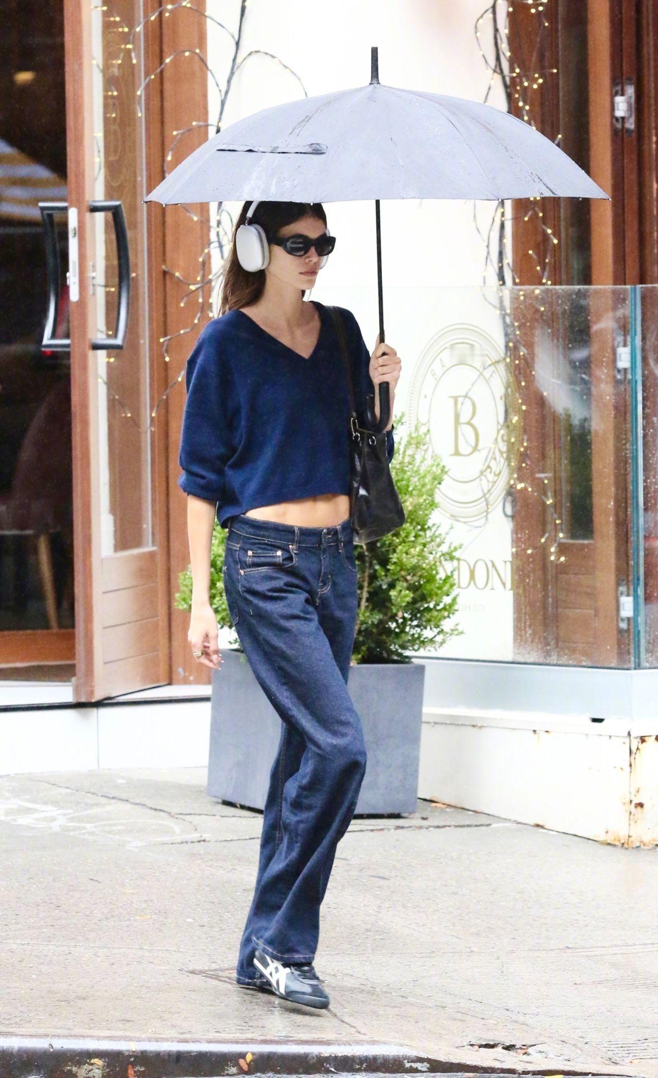 长腿女孩Kaia Gerber 一双平底芭蕾鞋走过了一个夏季。简单干净的青春！蓝