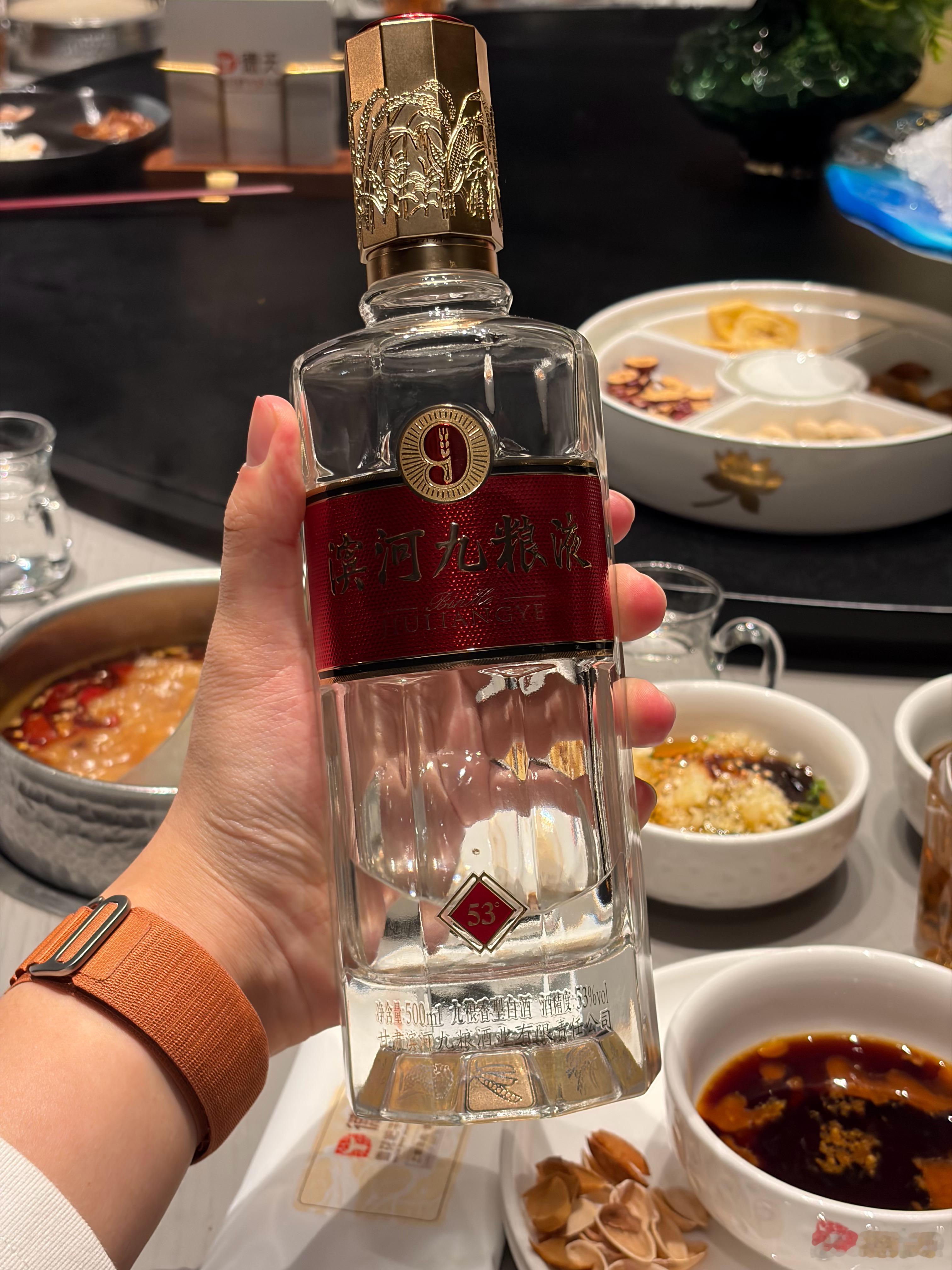 暑假在张掖买的白酒，今天终于打开了…你别说，味道还不错