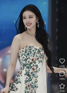 秦岚、李沁、王楚然，三位女星美得各有千秋！秦岚温婉大气，岁月沉淀出独特韵味；李沁