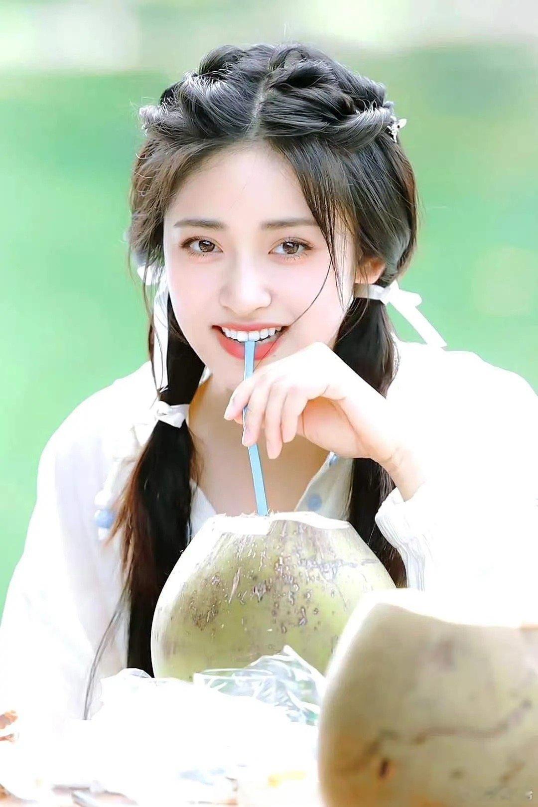 沈月的精修图和生图对比，粉丝真的努力了，为什么减个肥就这么难呢…… ​​​