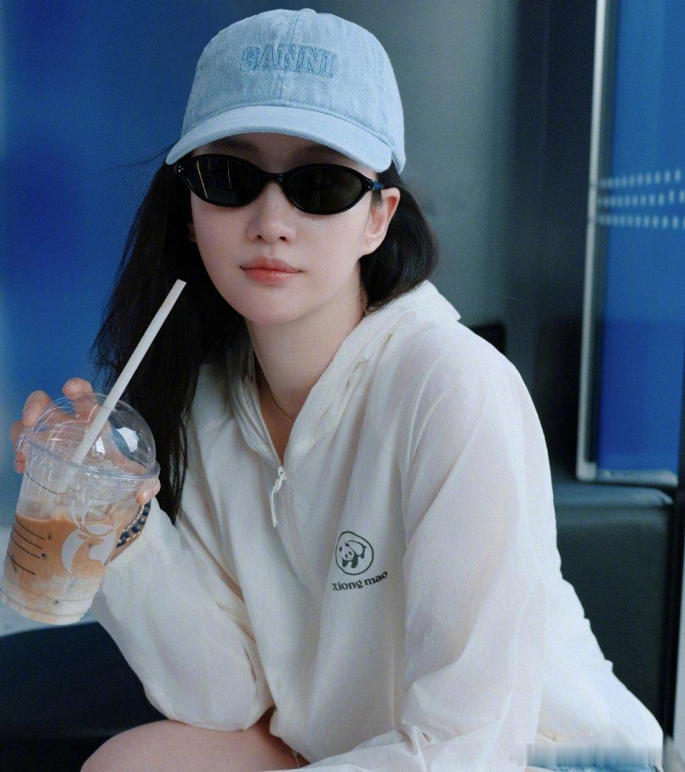 好美啊，我滴天，羡慕刘亦菲这皮肤 一身简约休闲服饰，随性抓拍没有刻意摆拍，没有妆