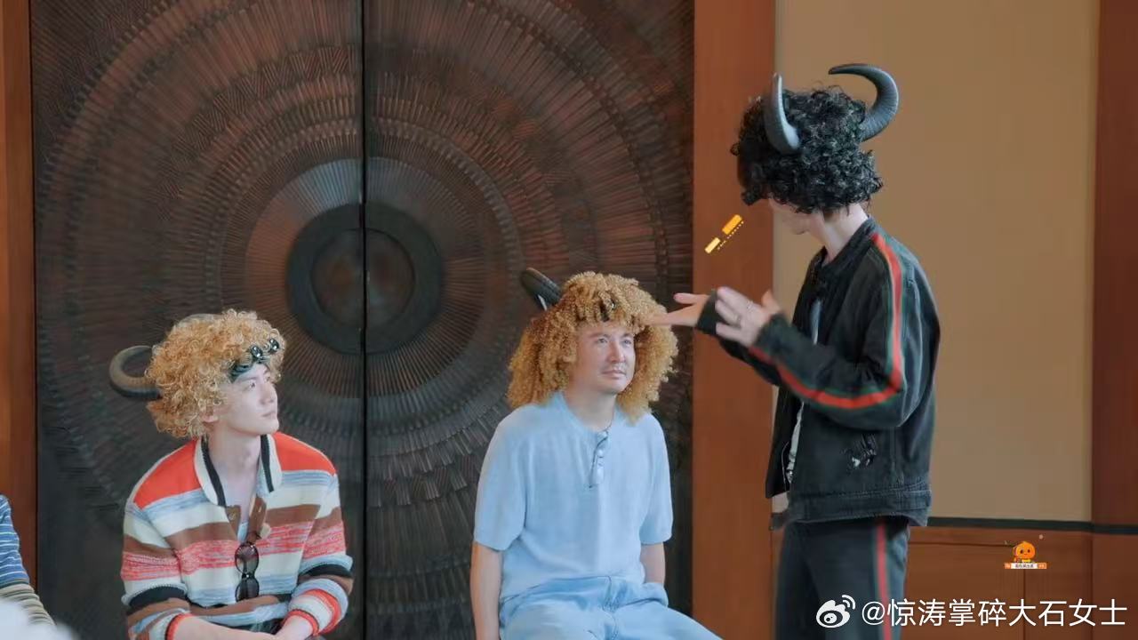 沈腾吓到范丞丞了王安宇笑着看范丞丞跳舞 范丞丞跳女团舞这事挺顺理成章，BGM一响