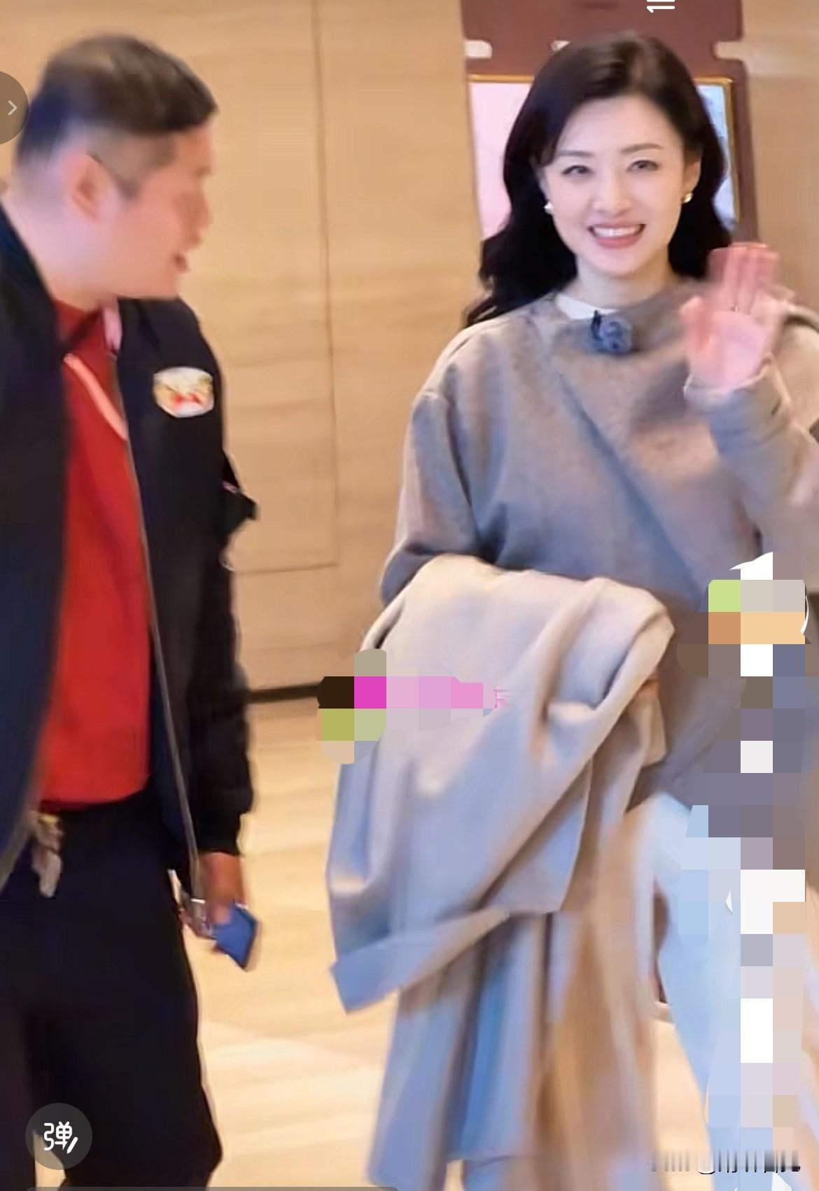 58岁的周涛还是那么美丽且知性！

3月18日，她现身机场，准备去拍摄综艺节目《