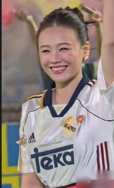 马思纯又美回来了。6月14号上海活动，盘发、露肩，眼神坚定，网友都说像换了个人。