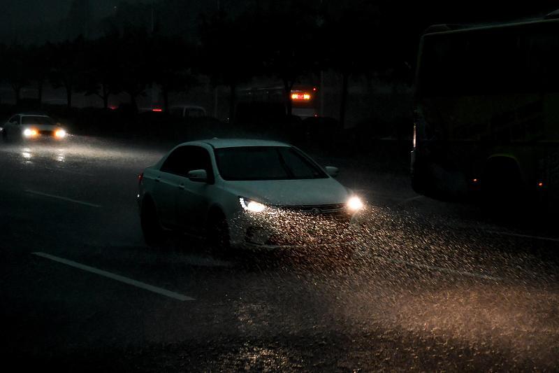 这一段正值雨季，所在的城市可能会出现暴雨和大风，在外独自打拼的宝子们要注意安全。