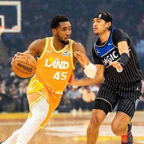 《班凯罗37分完胜探花郎，米切尔半场26分教做人，骑士双杀魔术取四连胜》37分对