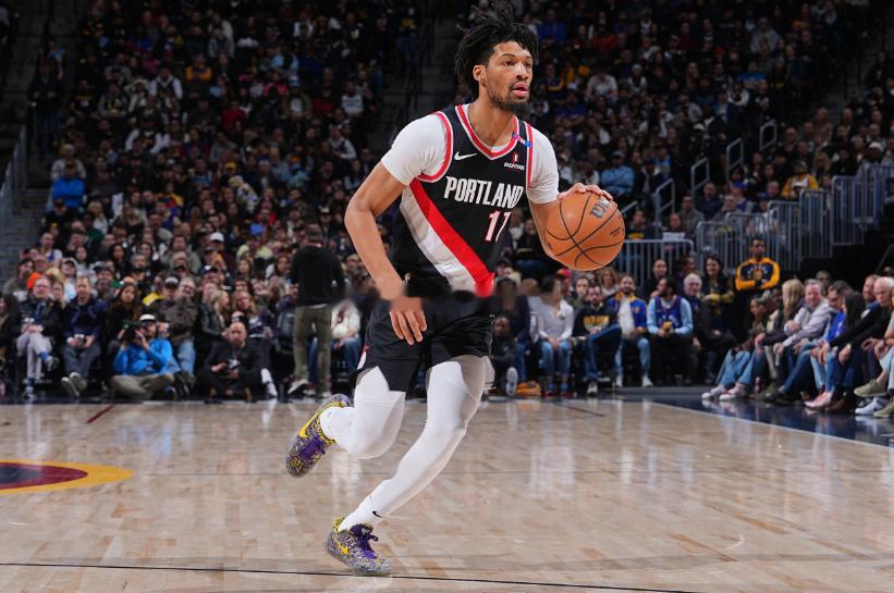 今日NBA常规赛继续进行，开拓者与国王交手，上半场比赛结束开拓者63-60领先。