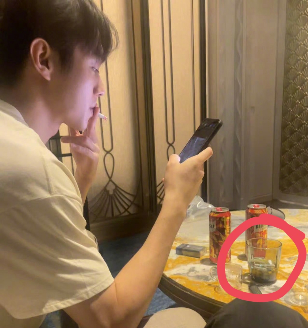 许凯证明酒店的杯子真不能用 这明星，直接拿酒店杯子当烟灰缸。以前出差住酒店刷牙都