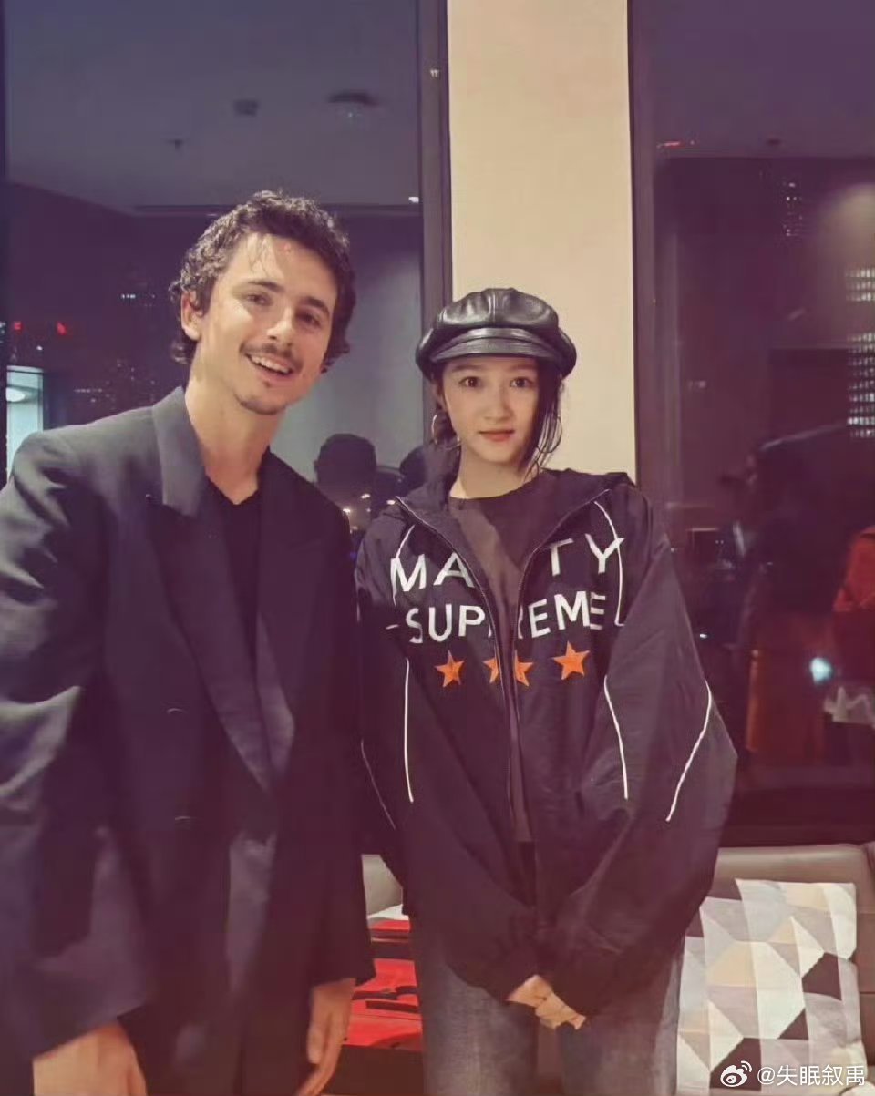 甜茶关晓彤合照完全没想到的联动！关晓彤这脸小得也太绝了，状态也太好了吧！ 