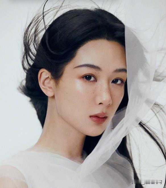 时尚圈和普通人有壁！杨紫再次登上杂志封面，整体状态都挺好的，只是这妆容，真的让人