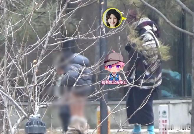 白百何带着儿子和另一位小朋友在公园游玩，期间孩子突发尿急，她便让孩子在地下电缆附