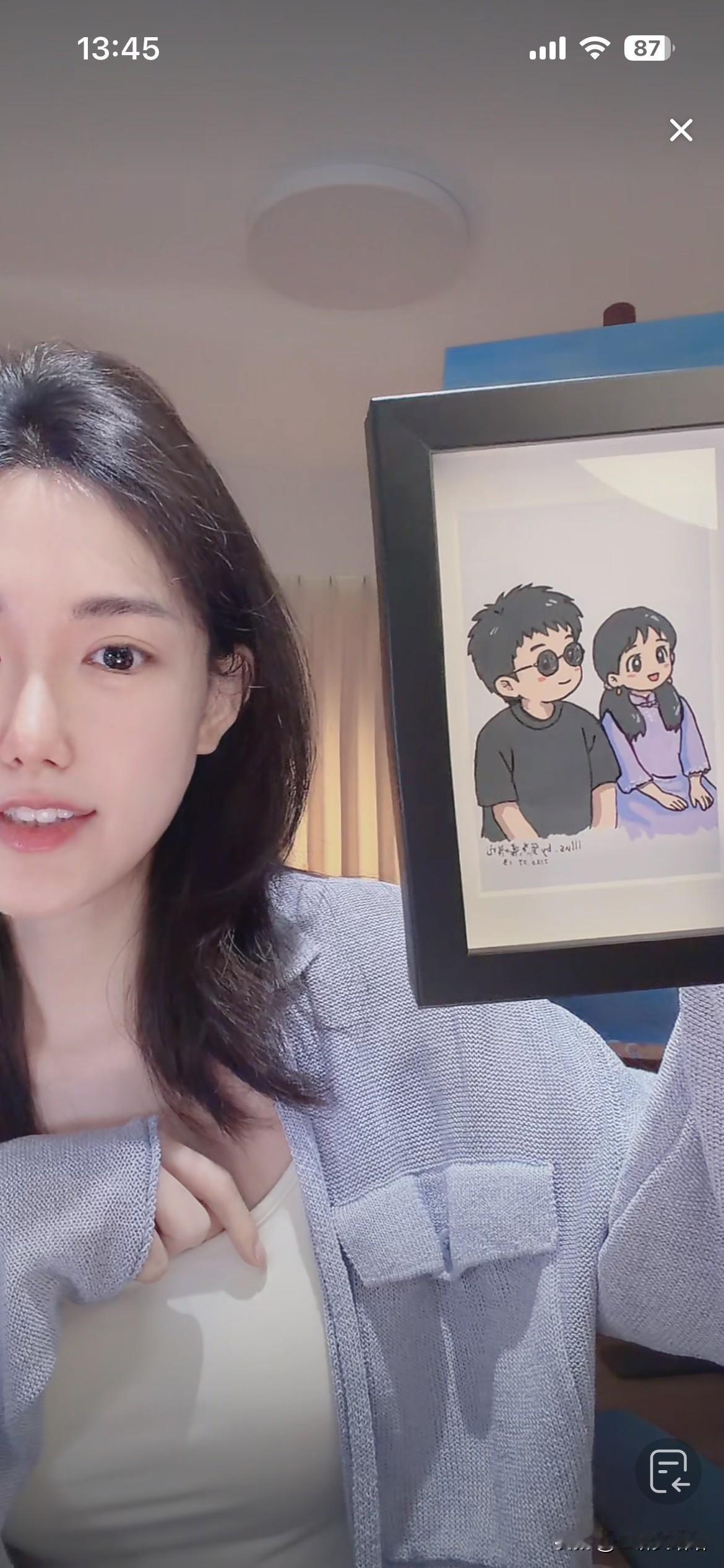 今天清华美院的高材生美女又给二饼力哥画了一张 Q 版的画，看着挺可爱的😊！该说