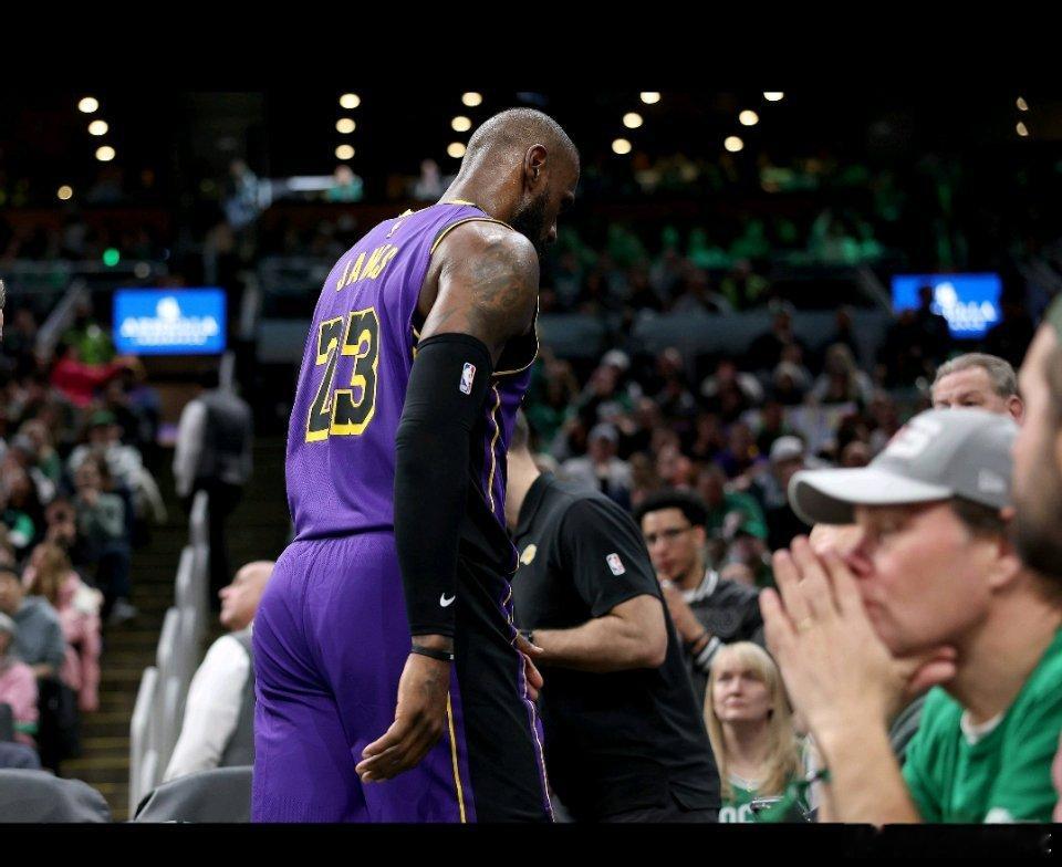 12月13日讯 前NBA主帅、现评论员斯坦·范甘迪近日接受采访时谈到了詹姆斯。谈