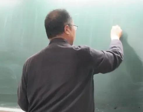 48岁老师被校长训哭，背后的心酸无人能够理解。

张老师，48岁的老教师，仍然在