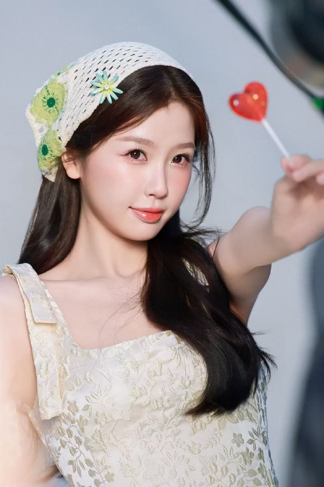 虞书欣绿色雏菊头巾虞书欣爱心棒棒糖好美萌