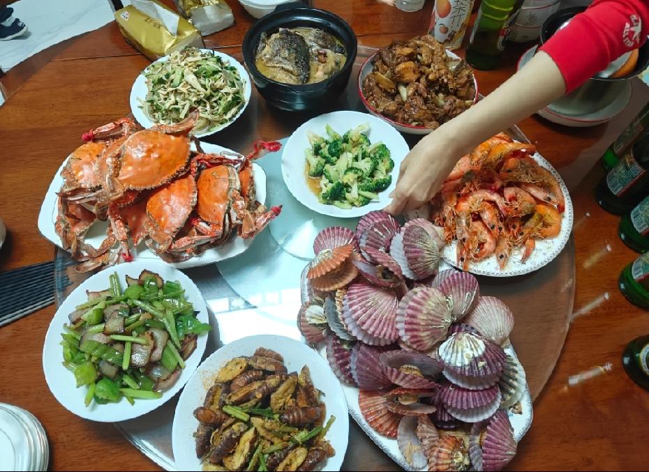 让楼上离婚小媳妇小王她妈妈整了几个菜，她妈妈从通辽过来了，海鲜是我早上去早市买的