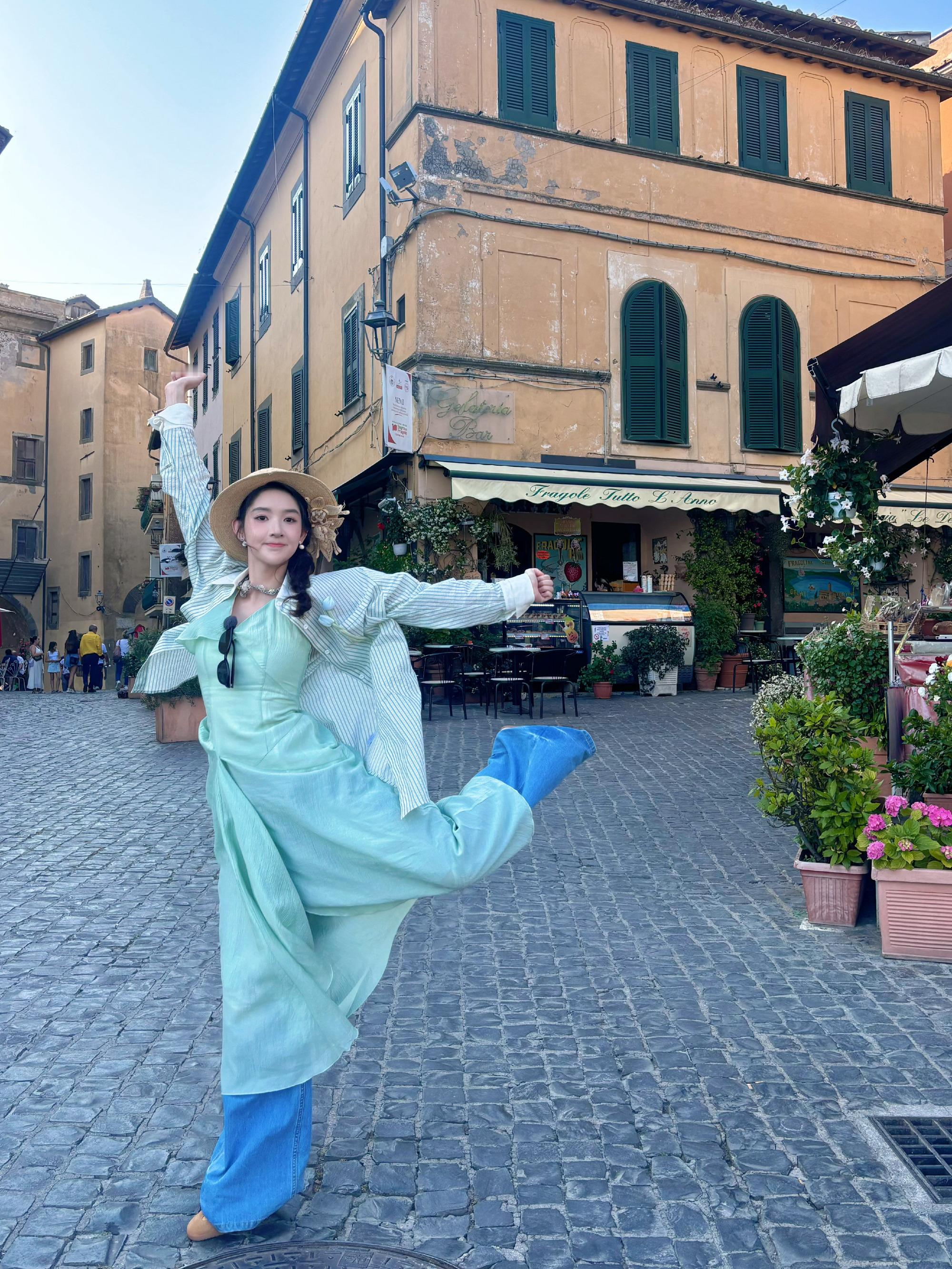 王玉雯[超话]  王玉雯的照片简直也太有生命力了吧，真的是太让人喜欢这种风格了 