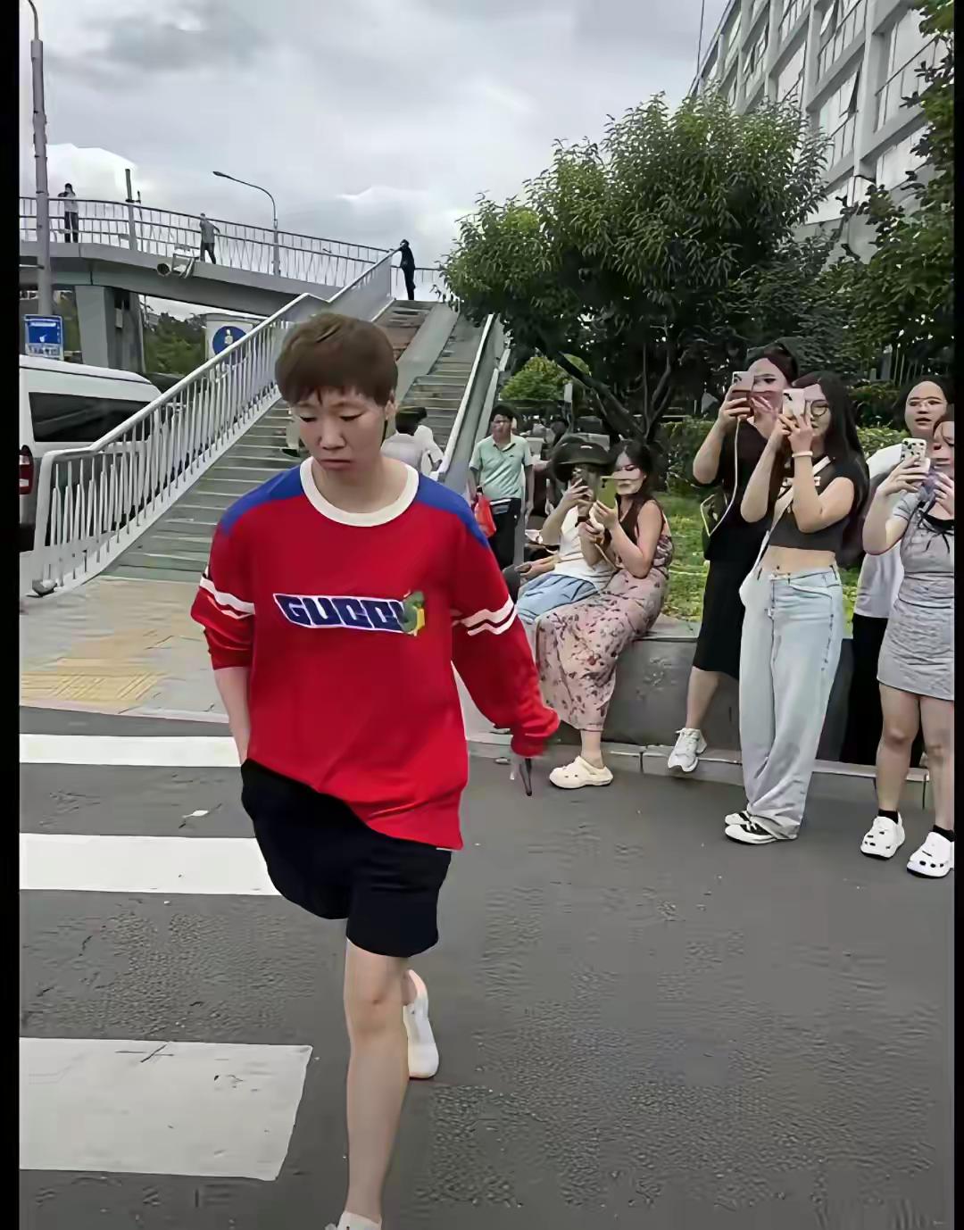 【王曼昱穿着红衣服，被路人拍照】这是国家体育总局训练局，北京天坛东路50号。王曼