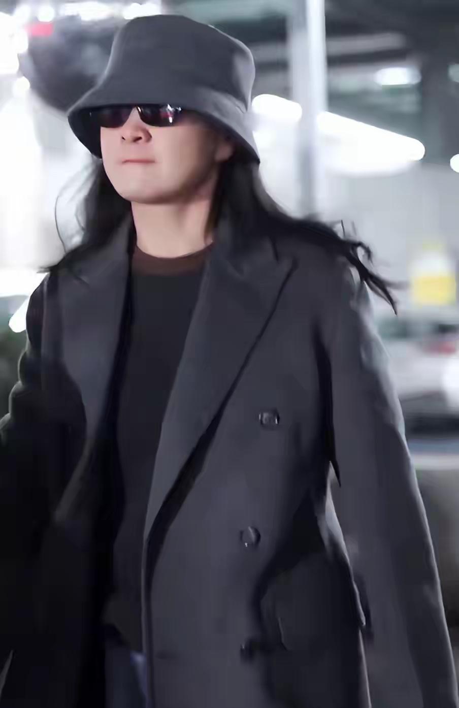 43岁贾玲近况曝光
1月16日，许久未露面的知名女演员贾玲身穿灰色大衣搭配牛仔裤