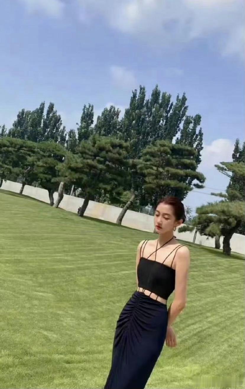 关晓彤这身穿搭不错，一看鞋瞬间傻眼了！ 
