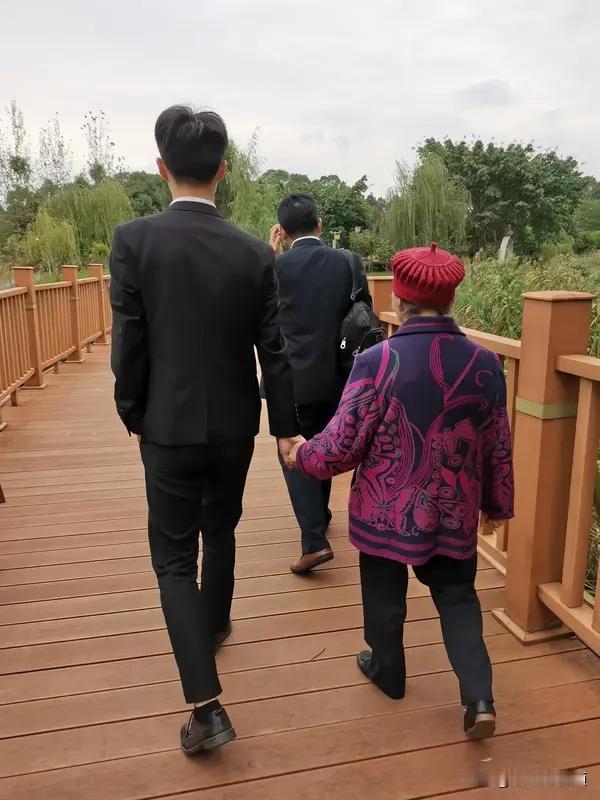 儿女孝顺与否，不靠嘴上承诺，要看两件小事
 
孝顺从来不是逢年过节几句好听话，也