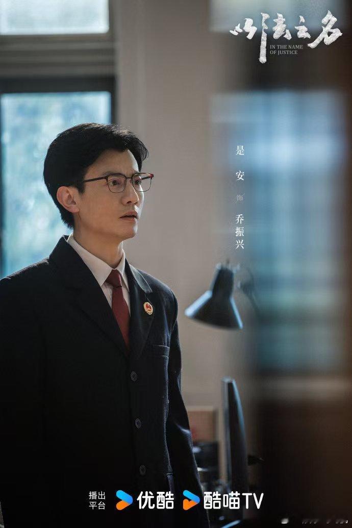 乔振兴是理想李人骏才是现实 乔振兴和李人骏真的像两面镜子，一个守着理想，一个向着