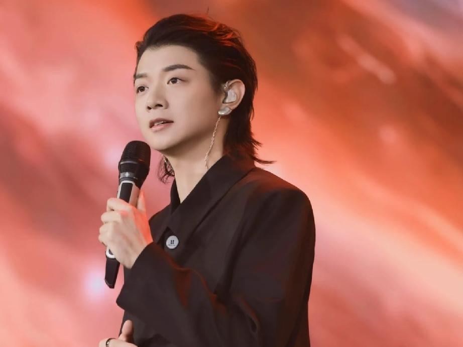 《卷珠帘》
这首歌是他2014年在《中国好歌曲》的夺冠原创作品，独特的“岛式唱腔