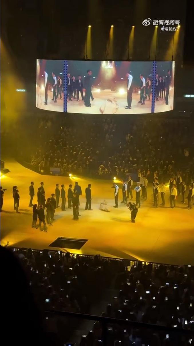 李昊演唱会出场被人套在麻袋里🤯各大演唱会开场内卷升级，李昊麻袋登场横空出世，奇
