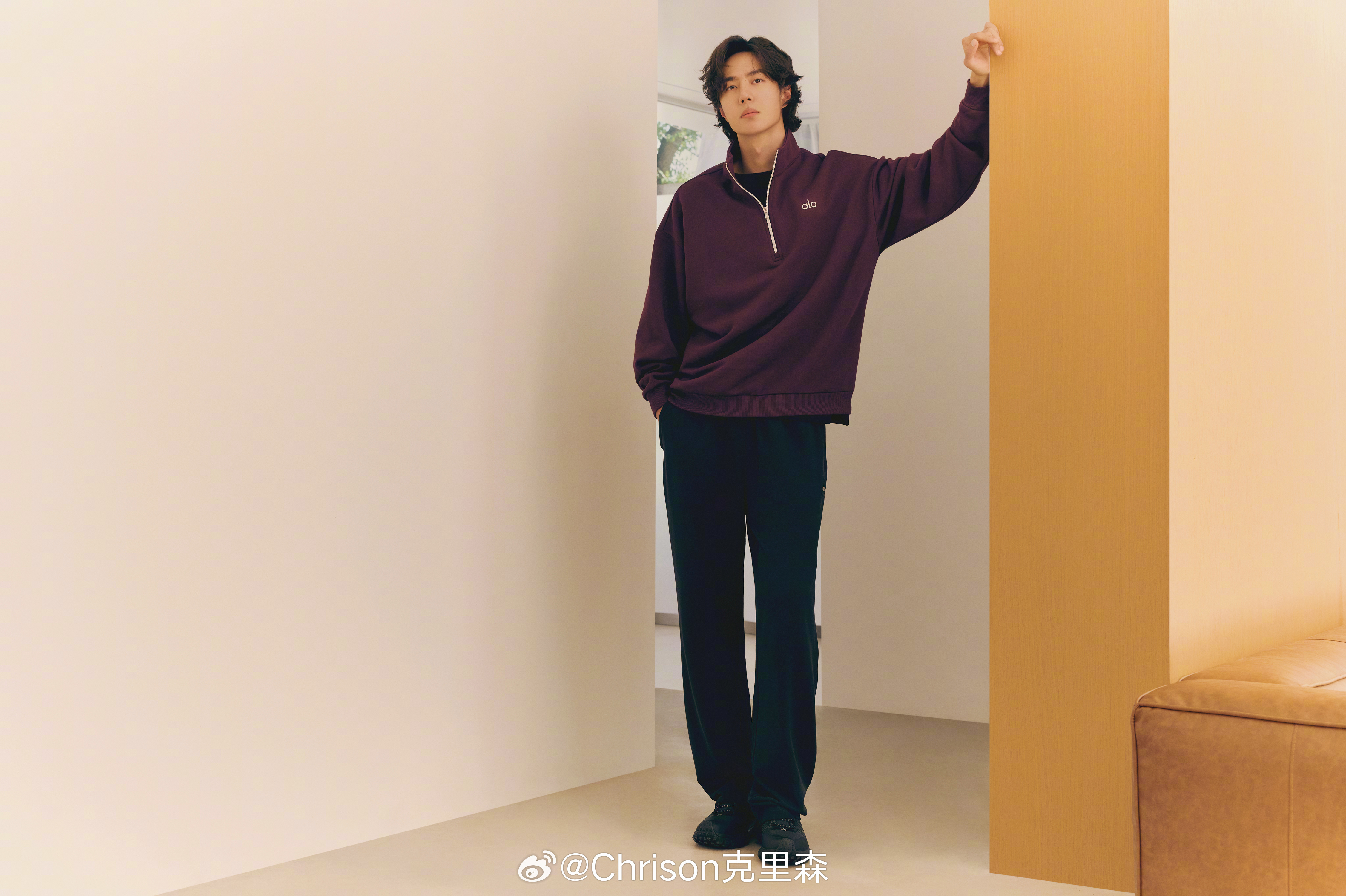 王一博 x ALO┊一组全新造型大片，波尔多红卫衣搭配休闲裤，是温暖自在的居家感