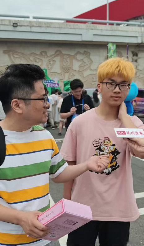 杭州父子远道送糕助威，全场球迷齐呼南京定胜，此战势在必得杭州父子给苏超南京队送定