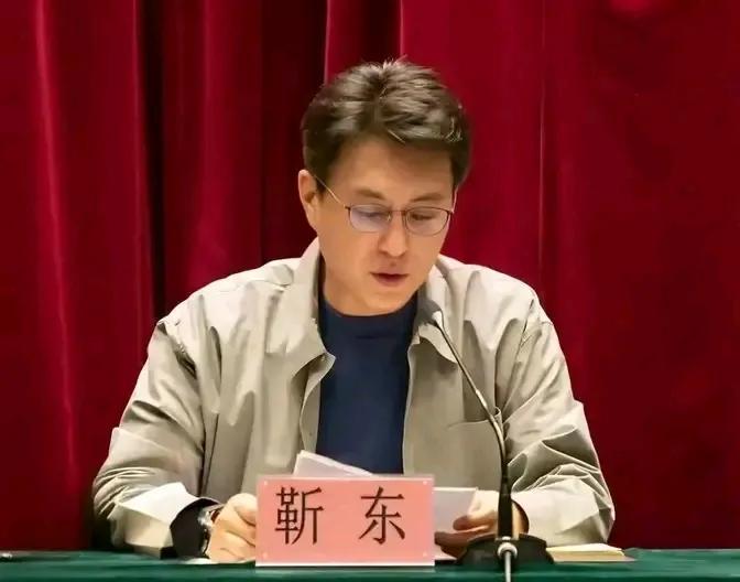 这下真是“老干部”了！
靳东被任命为：中国煤矿文工团团长，
隶属于文化和旅游部。