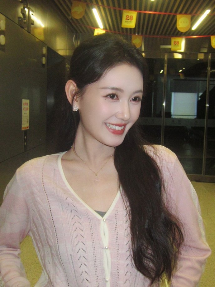 内娱00花演技黑马杀回来了从小戏骨熬成女主真不容易，蒋依依在 《依然的喜事》里眼