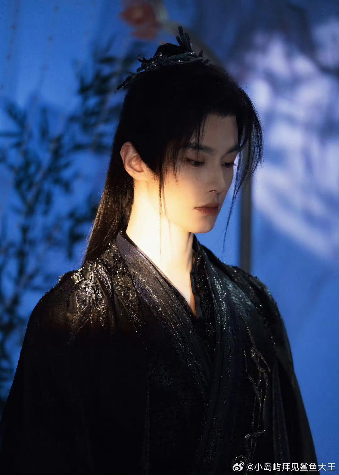 何与千夜奇谭夜幽冥妆造何与夜幽冥帅我一大跳 长发束起加冷感妆容，何与这次的角色形