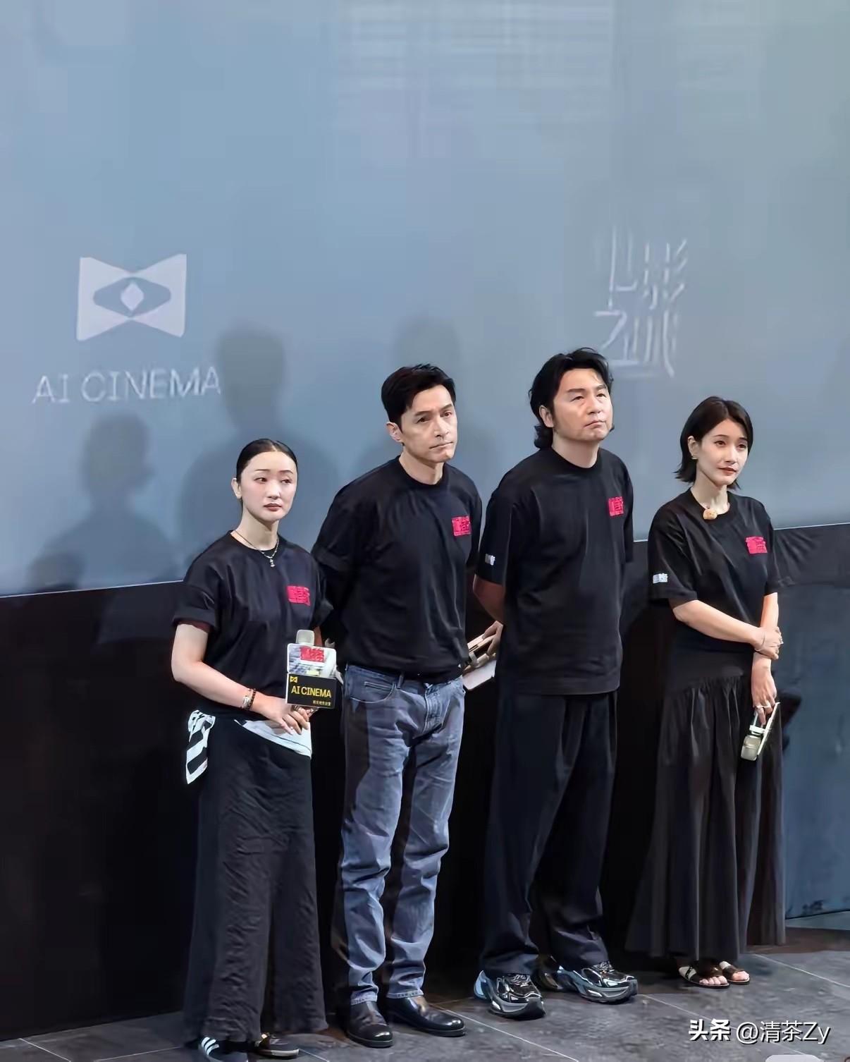 抓特务，上海新天地首映！
看看这几位苦大仇深的样子！连个笑模样都没有！有点被迫营