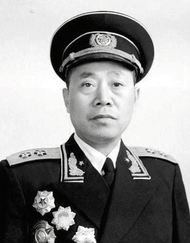 1942年，海匪孙二虎与陶勇洗澡后，突然有人匆忙塞给孙二虎一封信，由于不识字，他