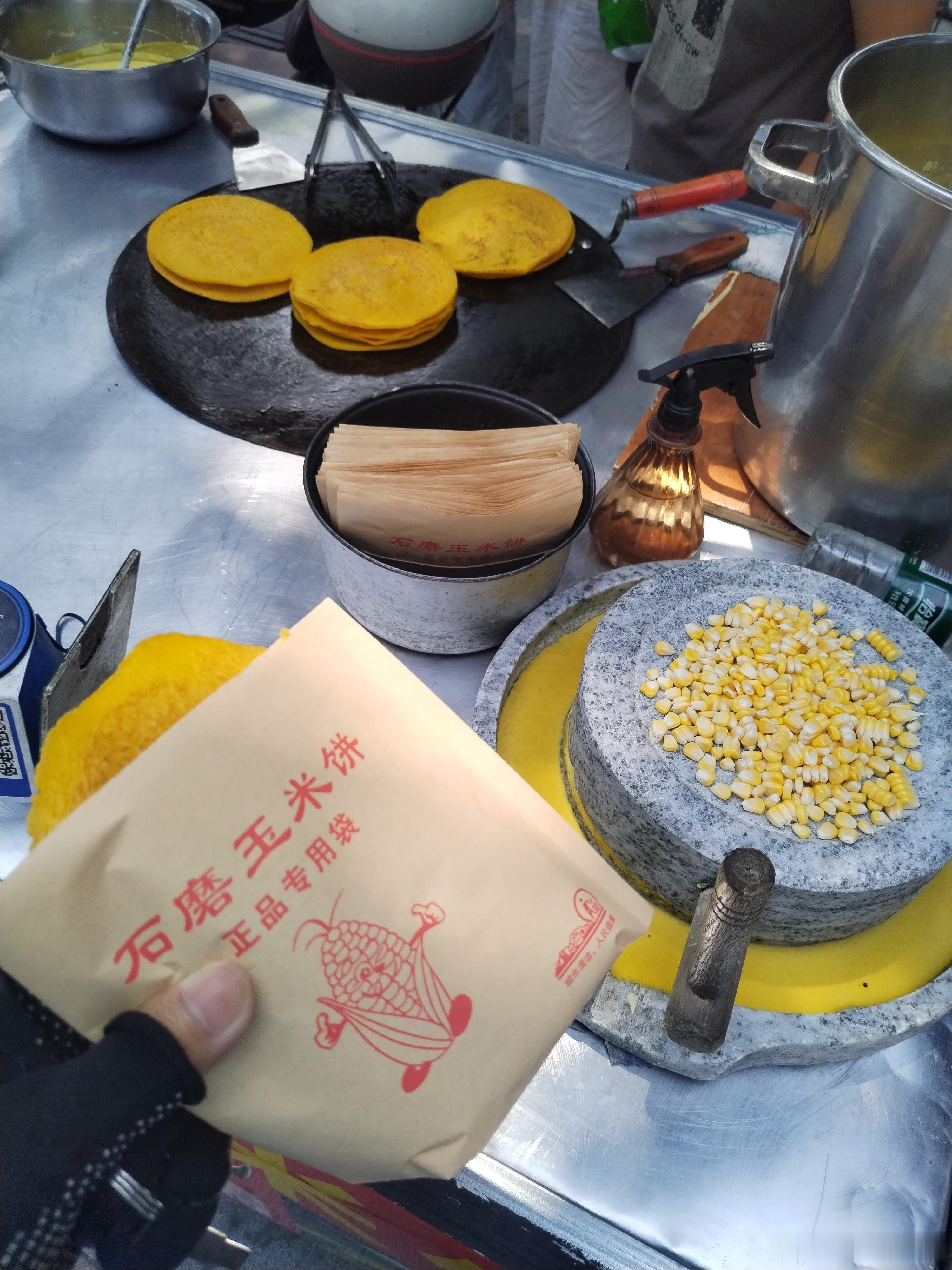 一饭封神2路边看到的，玉米饼5块钱一个好吃，甜甜的🤪 成都·四川省图书馆