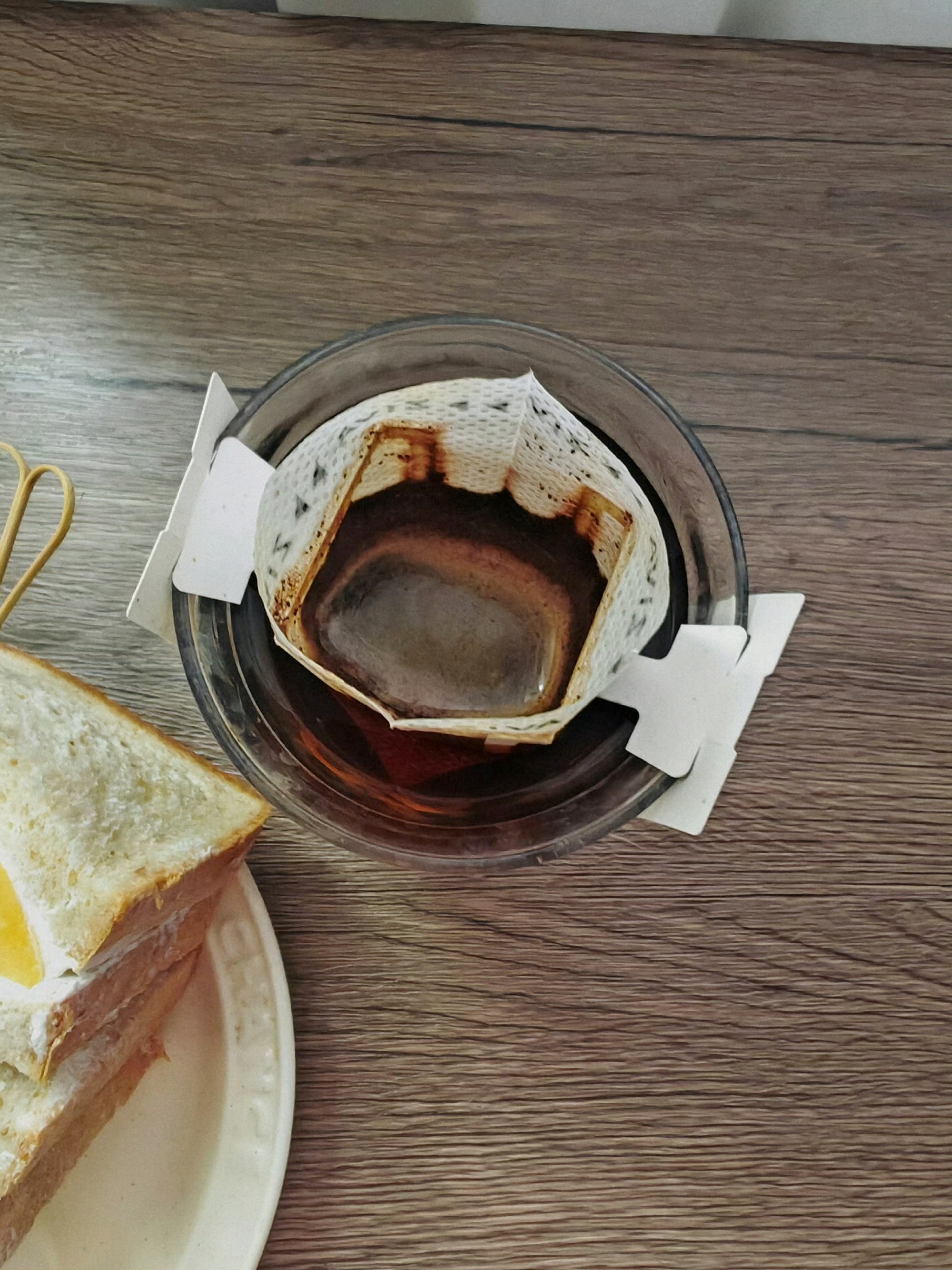 杯垫好像大喊：哎呀你压我头发啦 跟小布一起晒早餐  ​​​