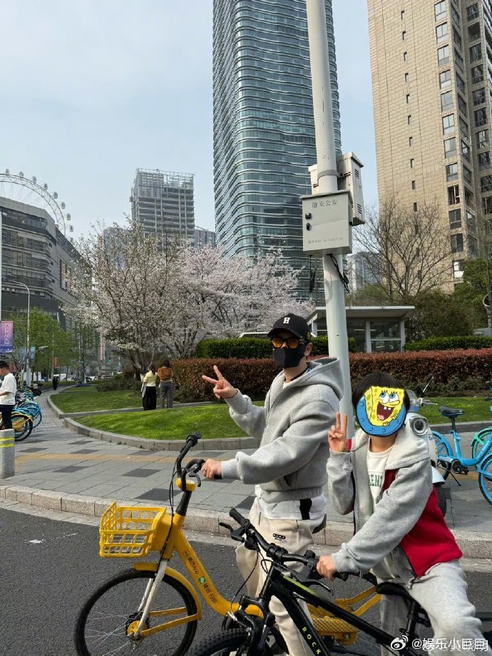 黄晓明晒和儿子春日骑行照黄晓明化身暖心老爸，陪小海绵春日骑行，父子俩同框比耶超有