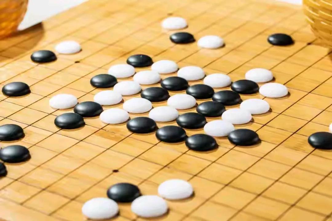 人生如棋，天地为盘。愚者容易被拨动，就像那黑棋白子，已入局中却不自知，已被拿捏而