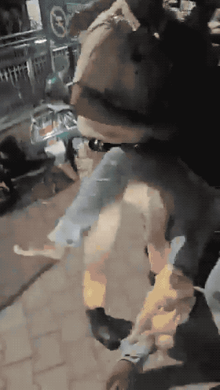 印度25岁出租车司机奸杀11岁女童：被警察打伤抓住，恶人绝对不会给打码！在印度首