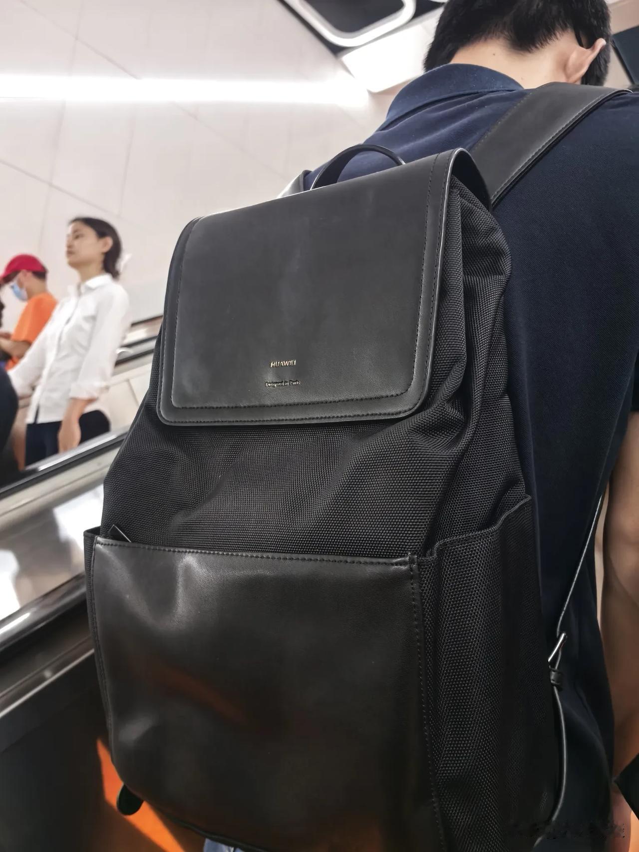 窃听风云之商业机密：大厂都有自己的外设产品，例如背包、T恤等等。其实一眼就看出来