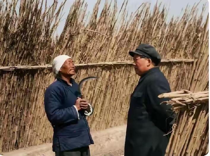 那时候日子清贫，物资紧俏，凭票换油盐布匹。大伙日出而作，流汗苦干，不叫苦不抱怨。