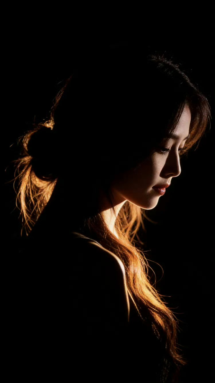女孩 你就是天使白鹿 .白鹿每次憋哭就这样 .白鹿说妈我带你上电视了