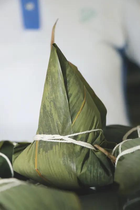 《浓情端午花开颜》
糯粽香飘沁心间，
浓情端午花开颜。
艾放宜居驱害虫，
千家万