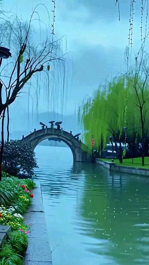 它藏在褶皱最深处，是群山忽然心软，捧出的一汪温柔。

车在盘山路上无尽地绕，正当