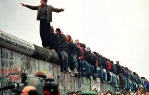 柏林墙倒塌三十年了，当年被吹捧的民主德国，如今总算让人看清了真面目。

它根本不