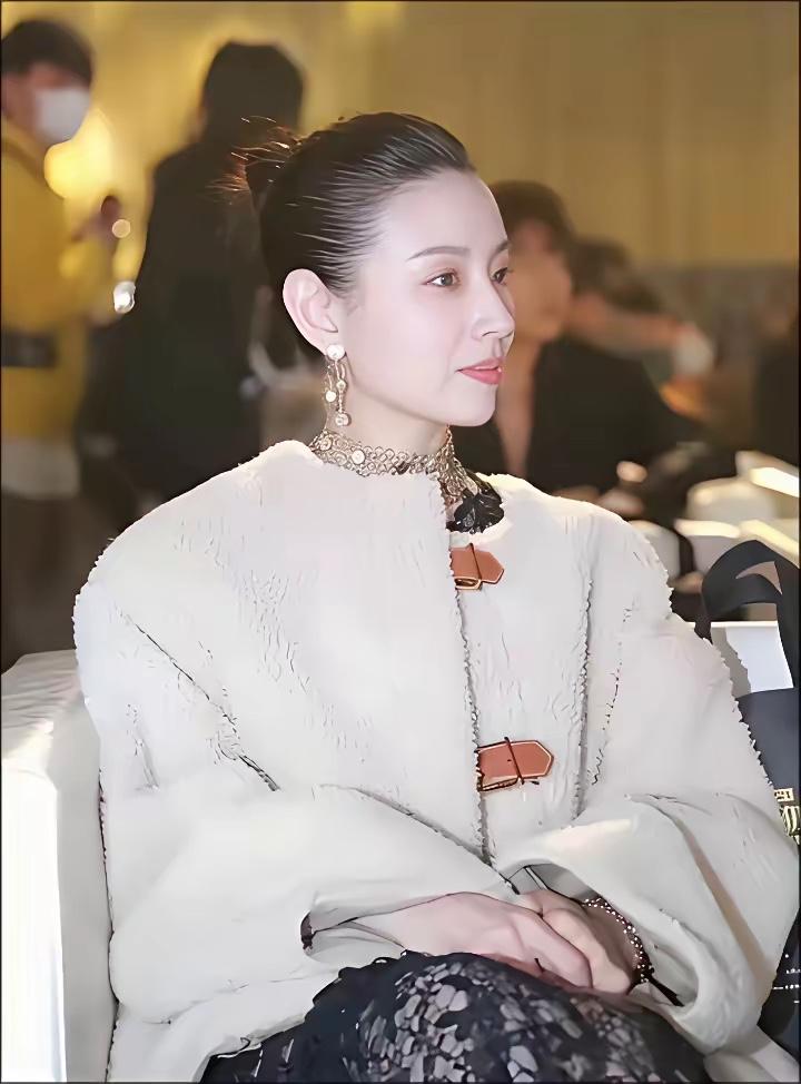 她是拥有最美侧颜的一个女明星，身上有一种与众不同的气质，独特有魅力。年轻的时候她