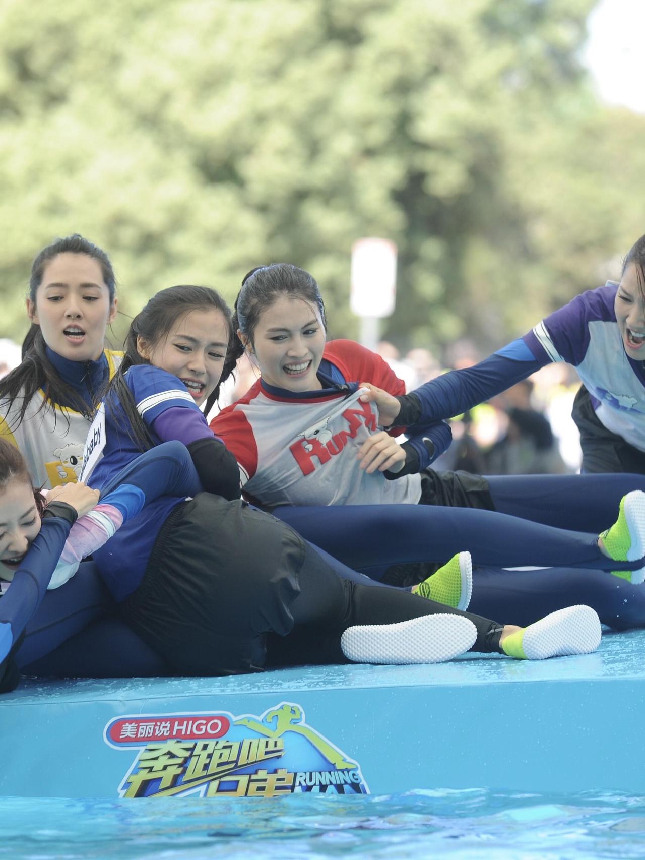 那年的杨颖基本不化妆！杨颖 偶遇明星 明星合影 这个动作有点难