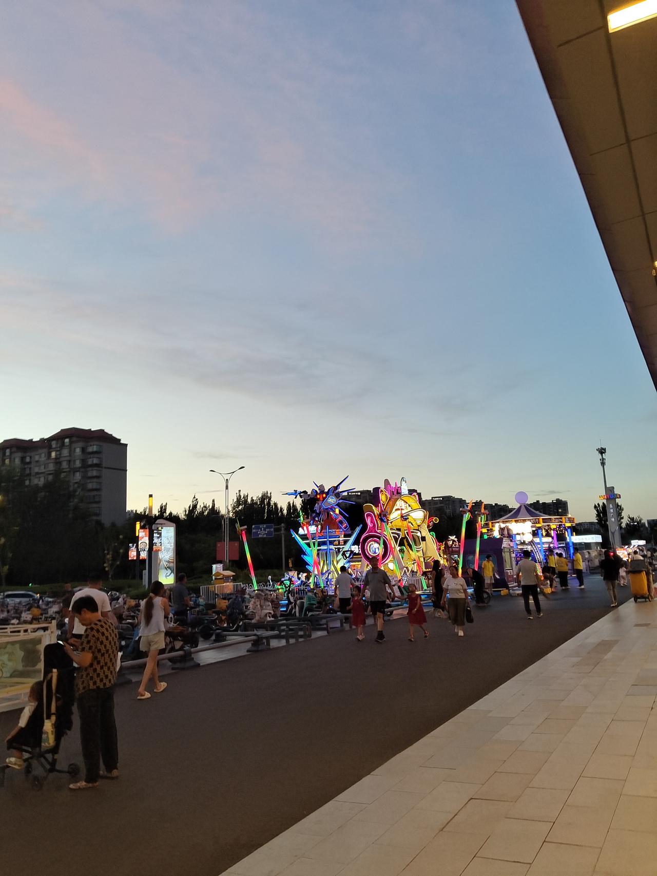没有想到，我的雇主大姐本打算要扔掉的旧衣服，今天竟然卖掉了。

今天早上，我们去