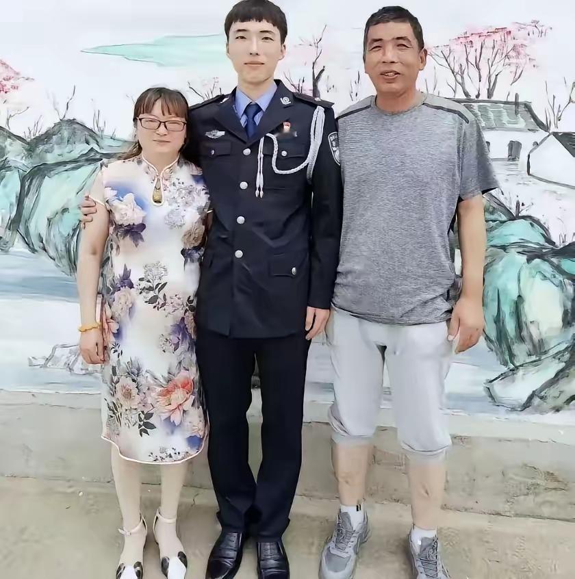 江苏常州的窦美娟阿姨，人生里最痛的一道坎，是22岁独子陈嘉辉的因公牺牲。
 
往